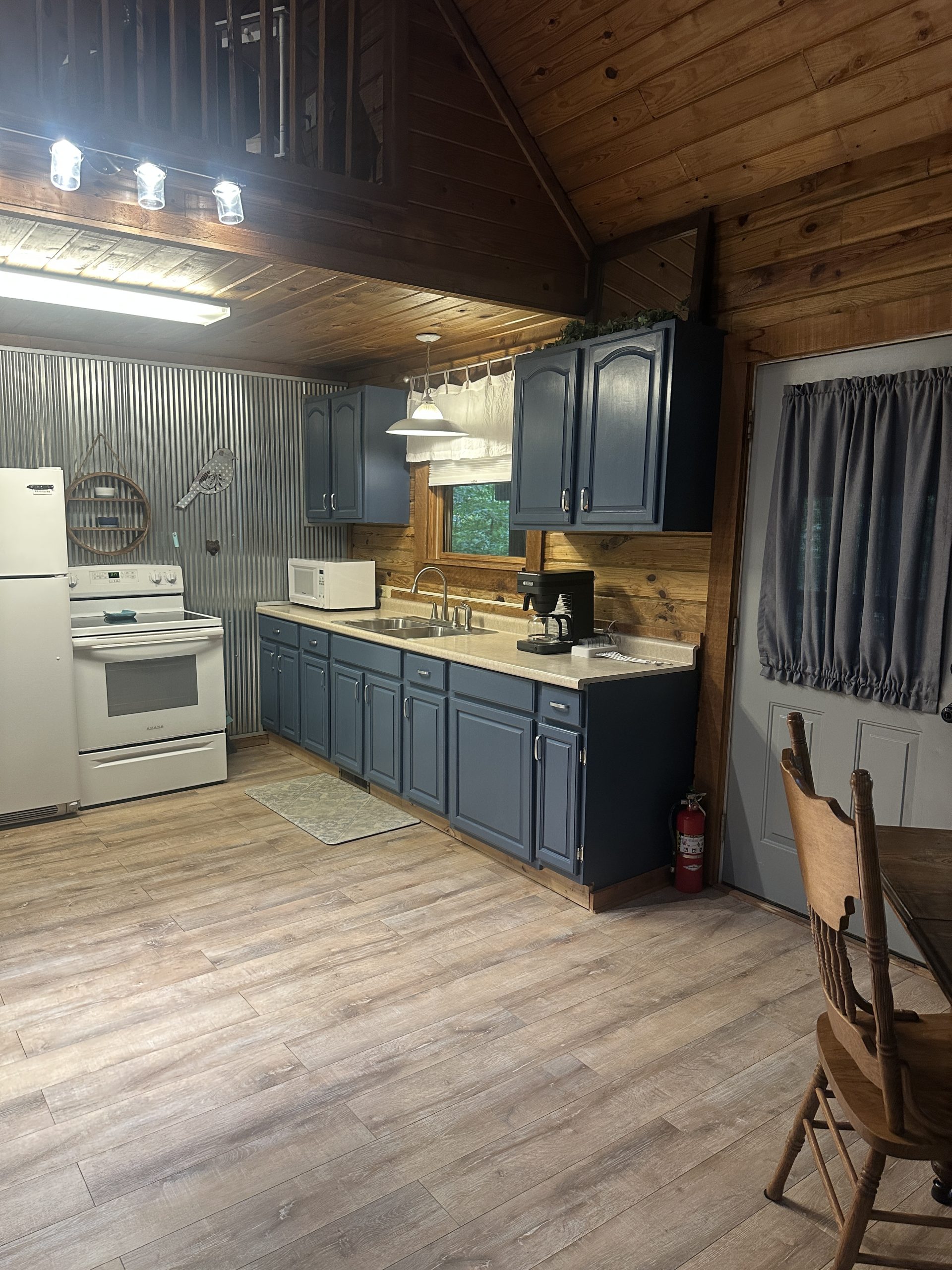 0BC23424-7418-4979-B94E-7426C1E10CE5 rustic hideaway cabins interior